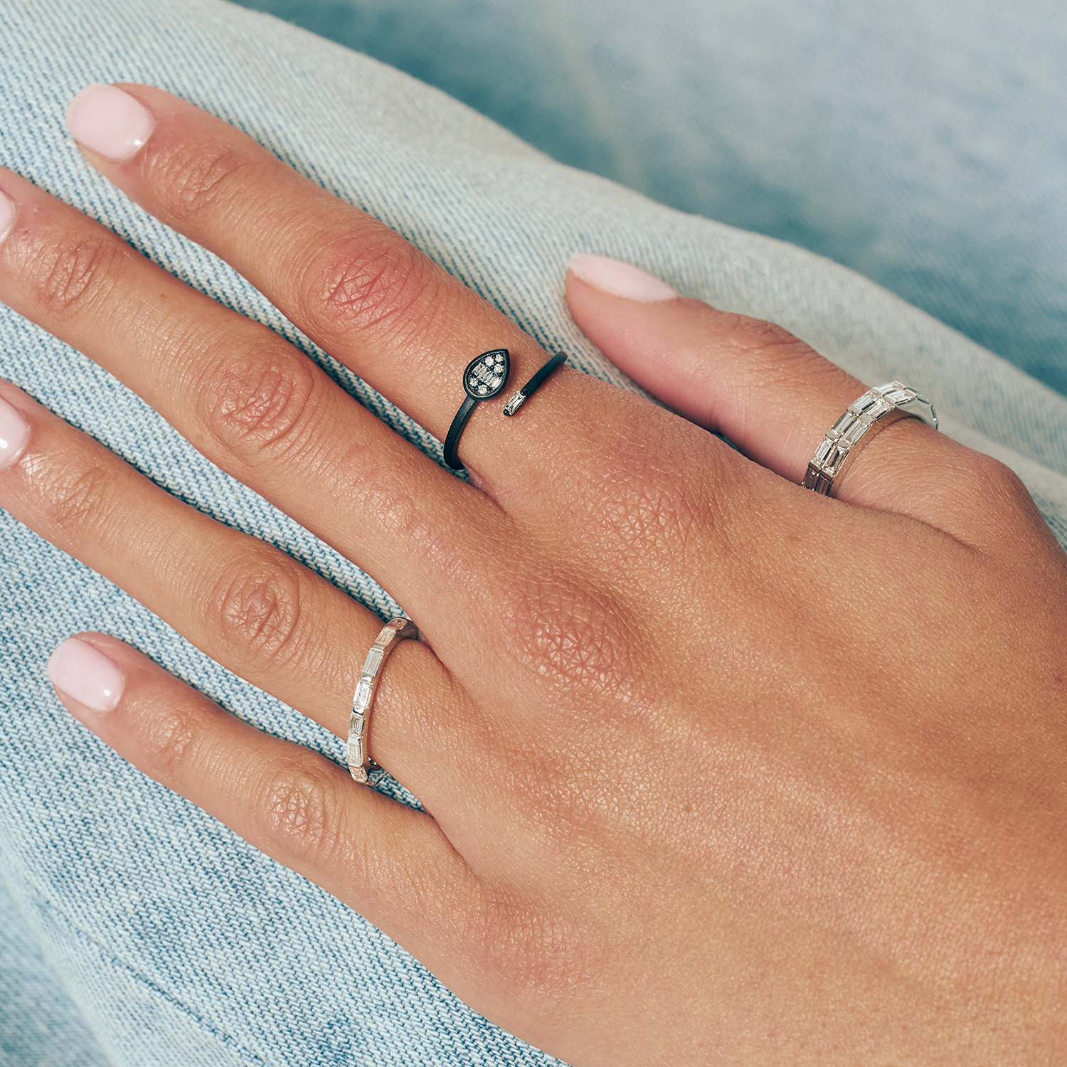 18K WHITE GOLD RING WITH BAGUETTE DIAMONDS