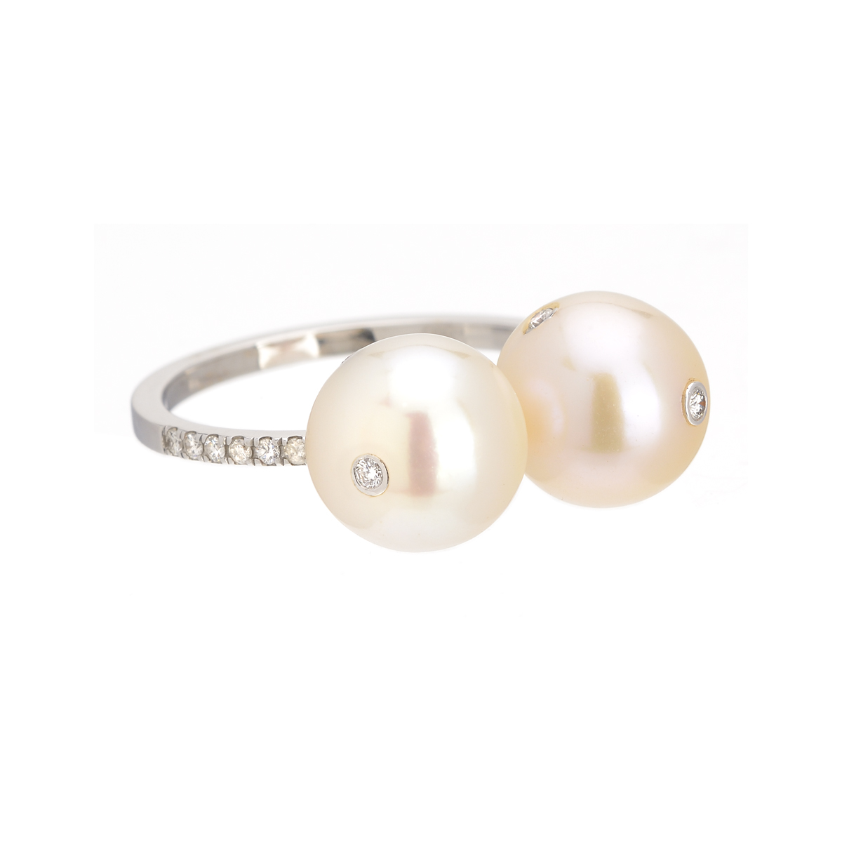 WHITE GOLD RING WITH PEARLS AND DIAMONDS
