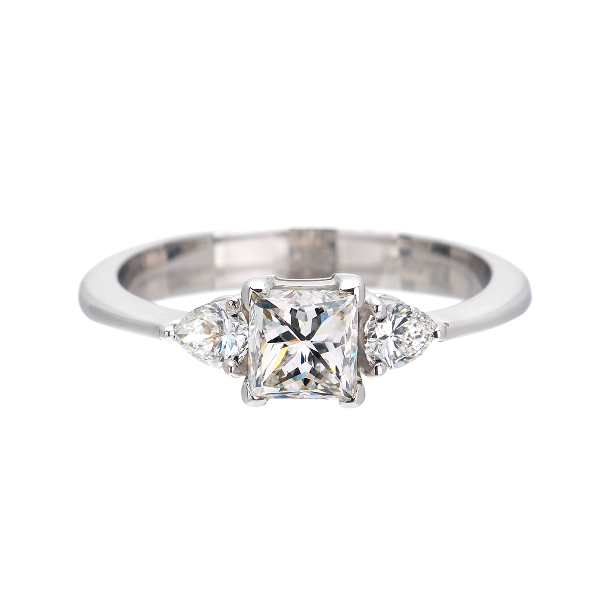 18K SOLITAIRE RING WITH BRILLIANT DIAMOND