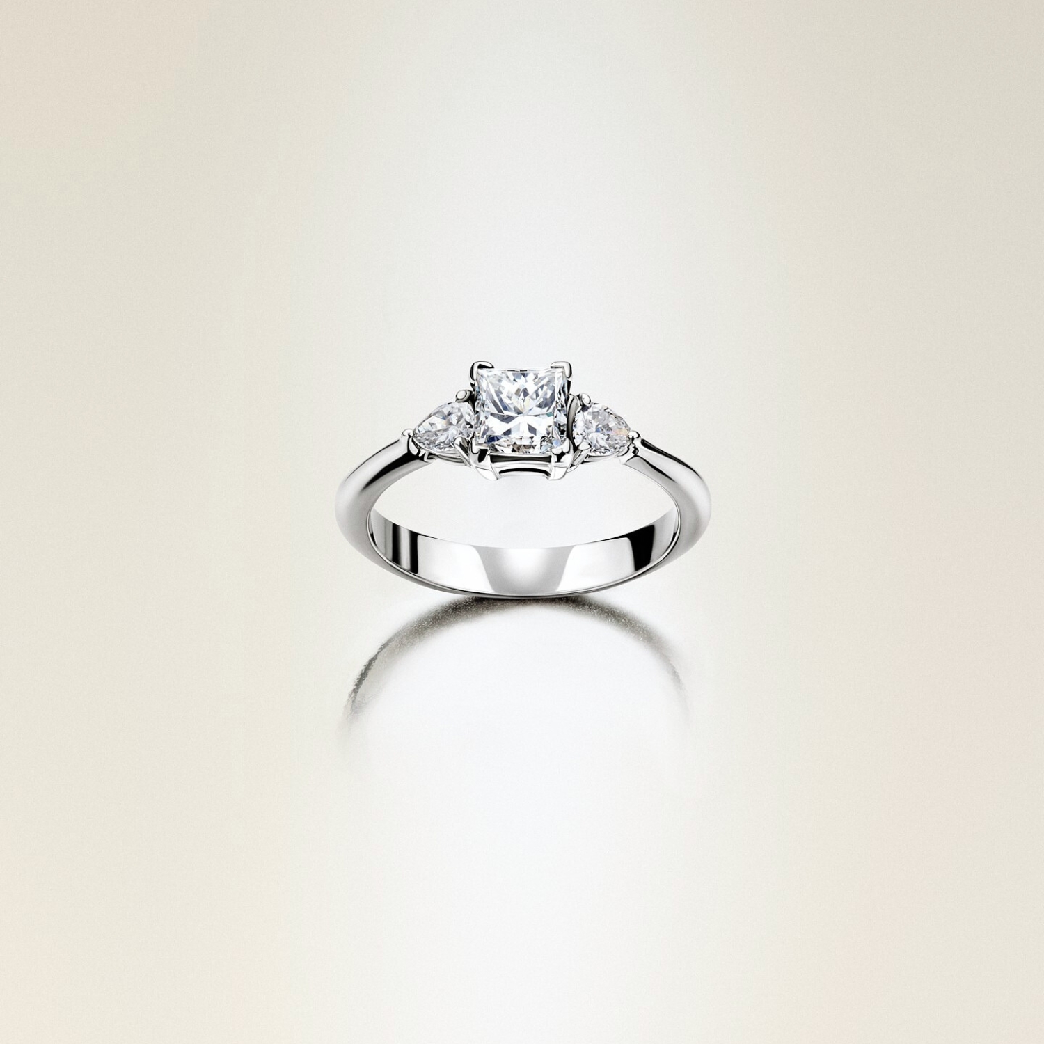 18K SOLITAIRE RING WITH BRILLIANT DIAMOND