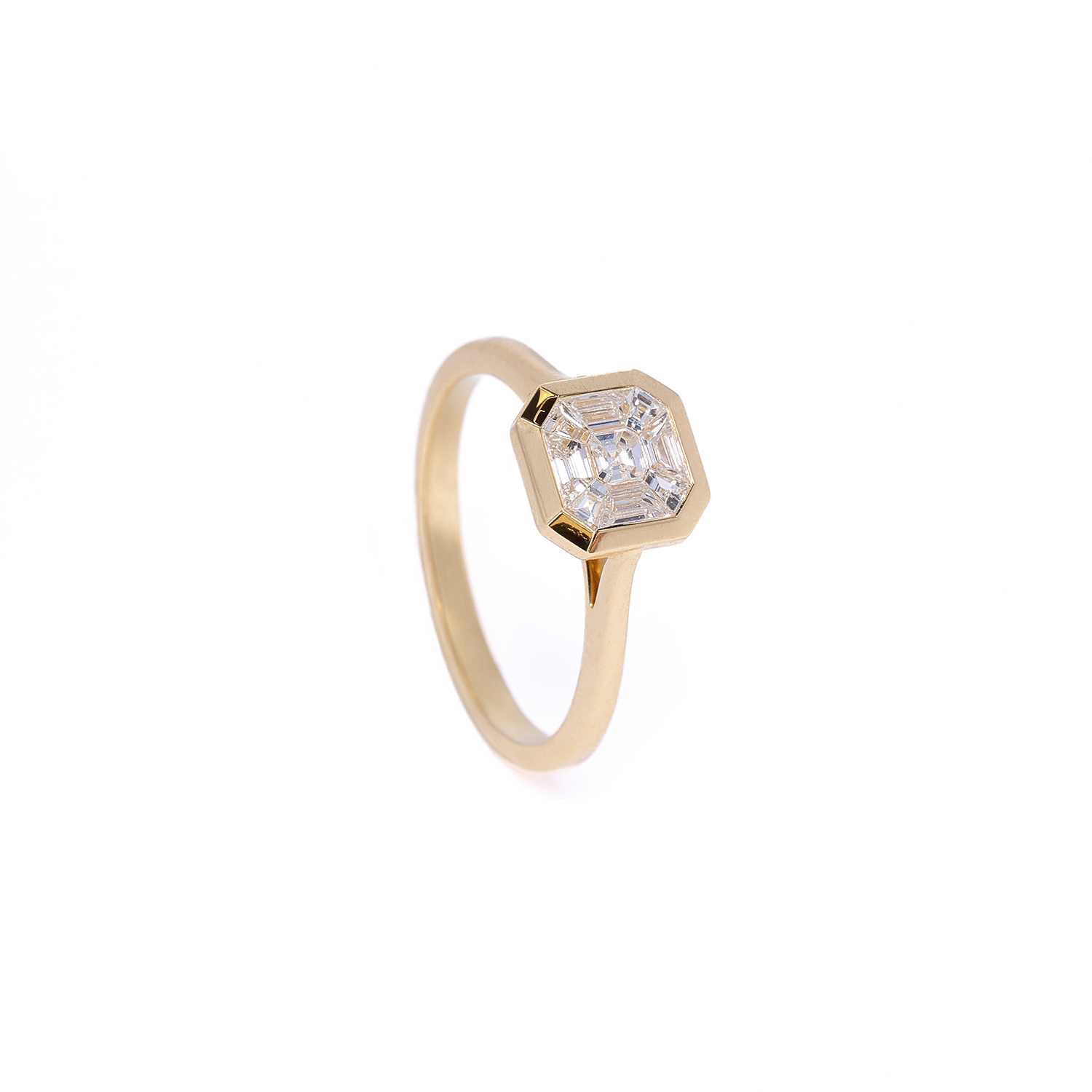 18K GOLD RING WITH STEP CUT DIAMONDS