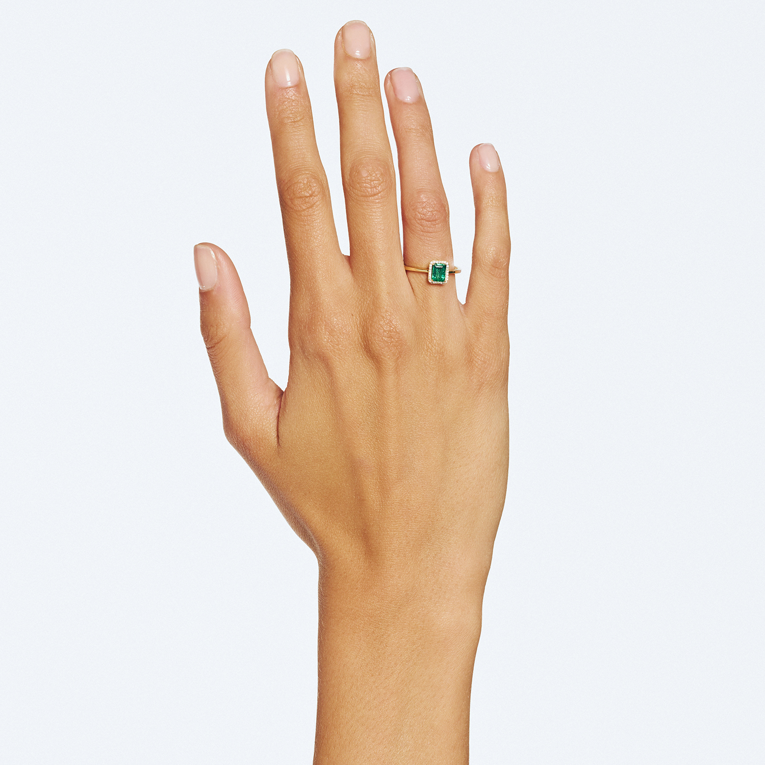 K18 GOLD RING WITH EMERALD CUT EMERALD AND DIAMONDS