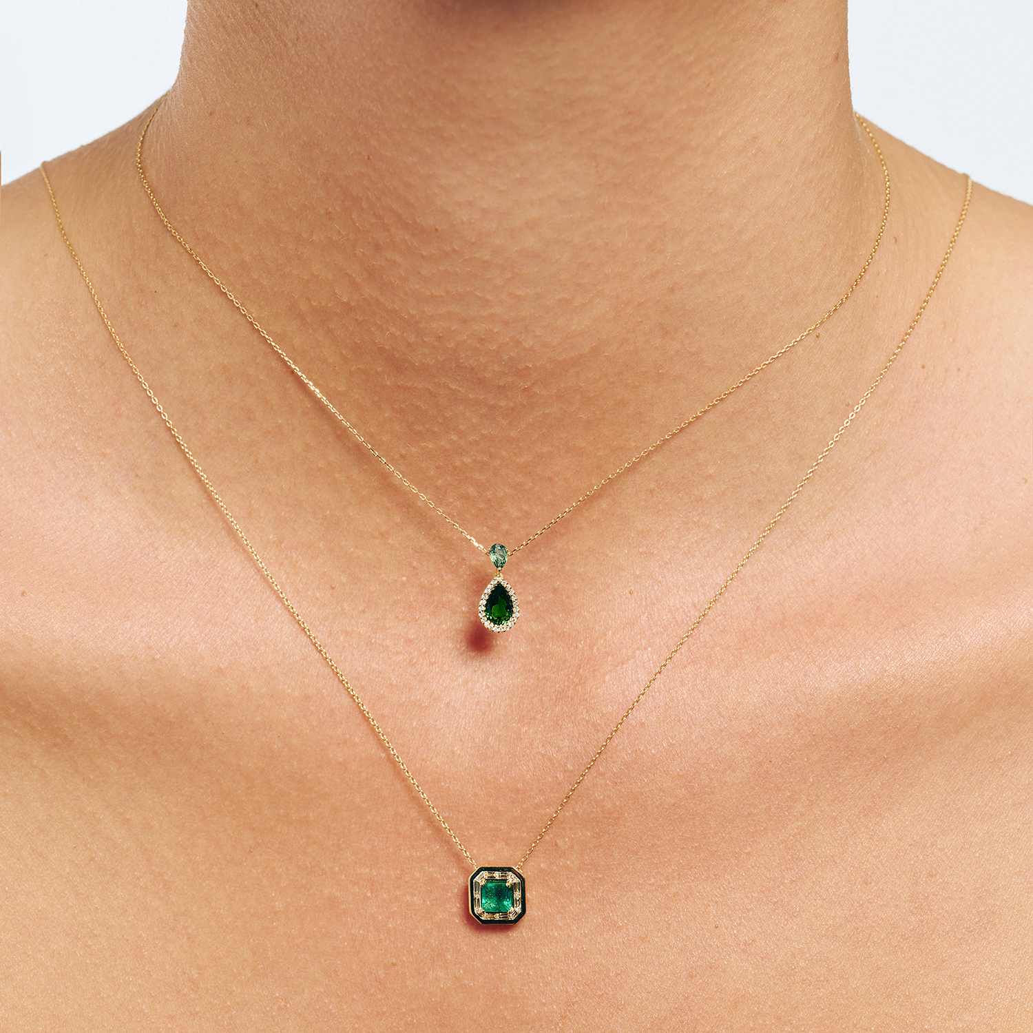 K18 GOLD NECKLACE WITH STEP CUT DIAMOND AND EMERALD