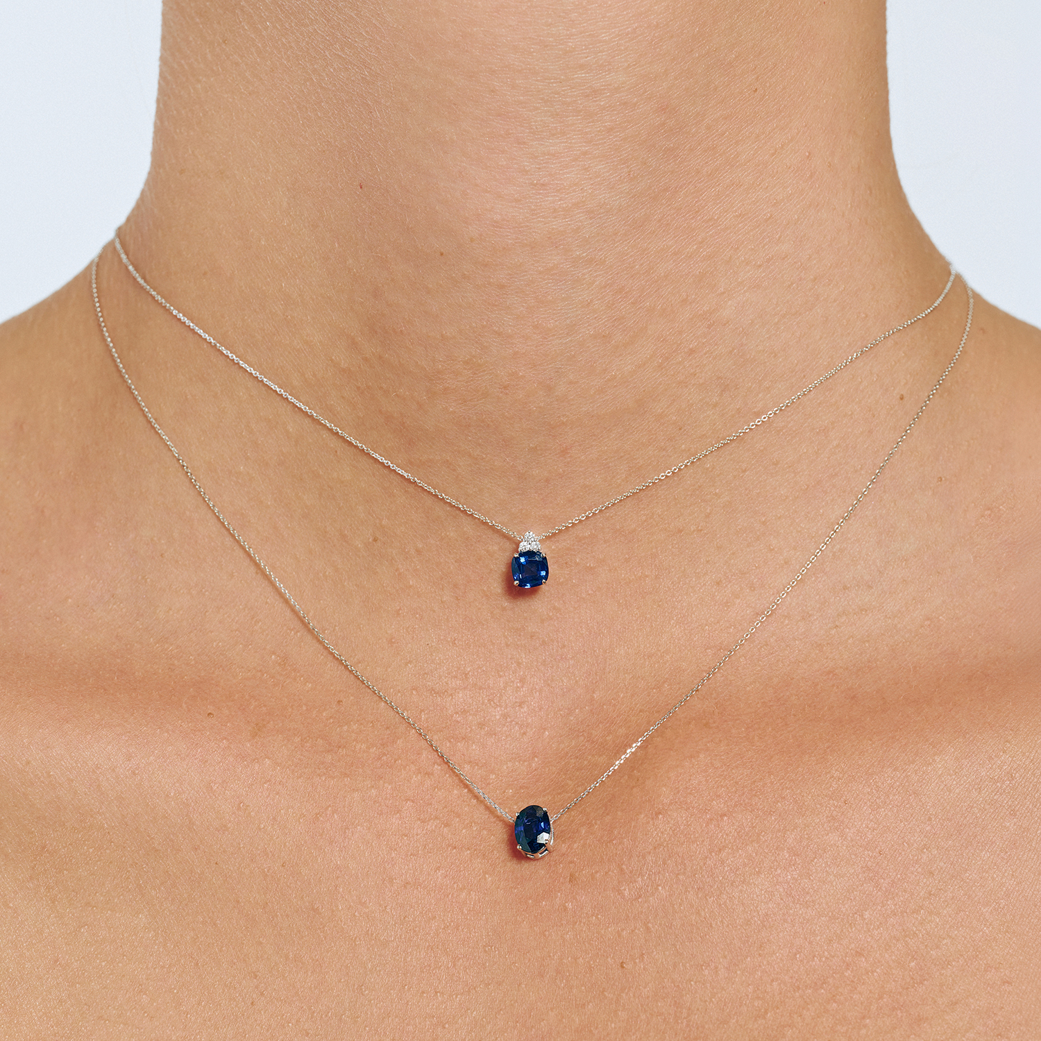 K18 WHITE GOLD NECKLACE WITH OVAL SAPPHIRE