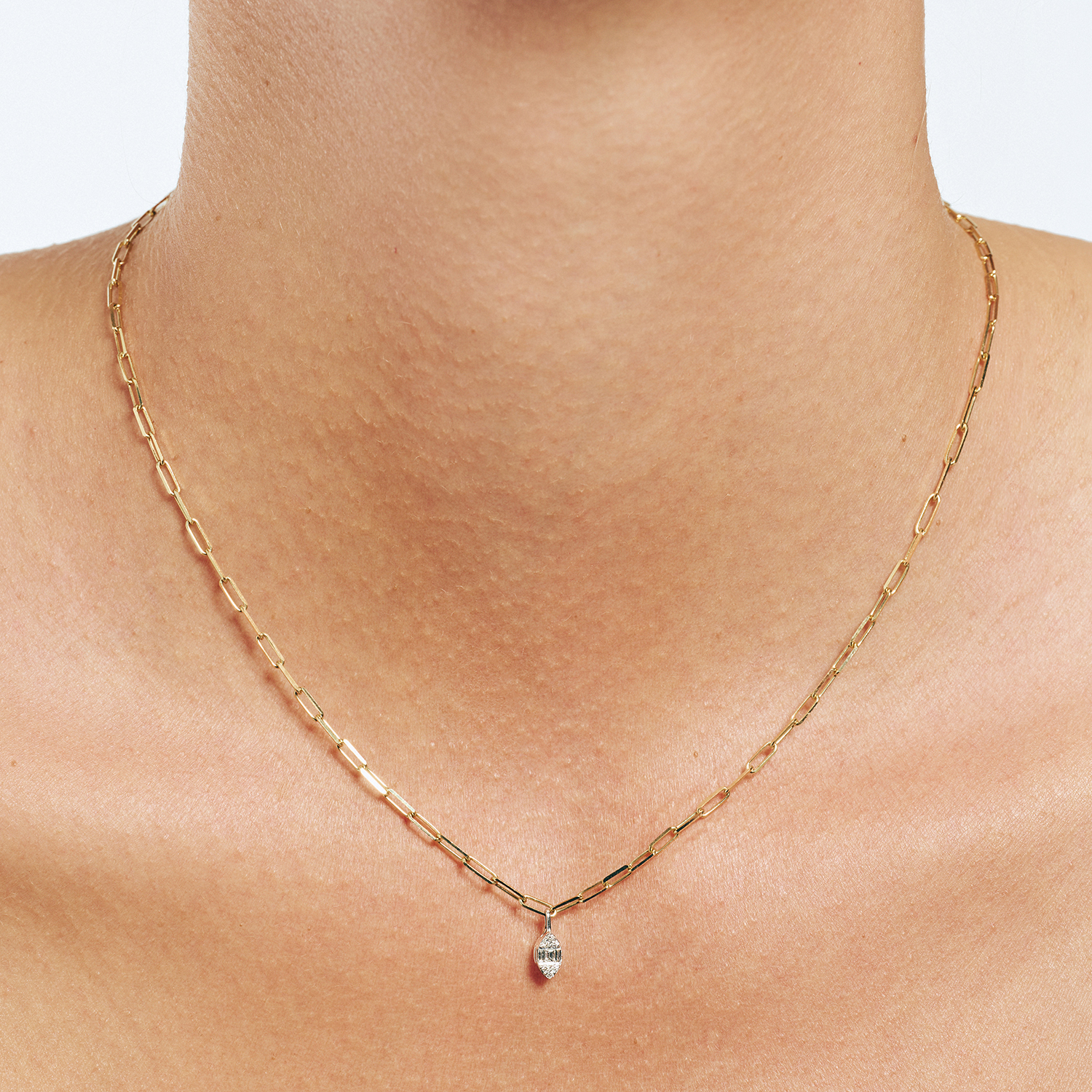 K18 GOLD NECKLACE WITH ROUND & BAGUETTE DIAMONDS