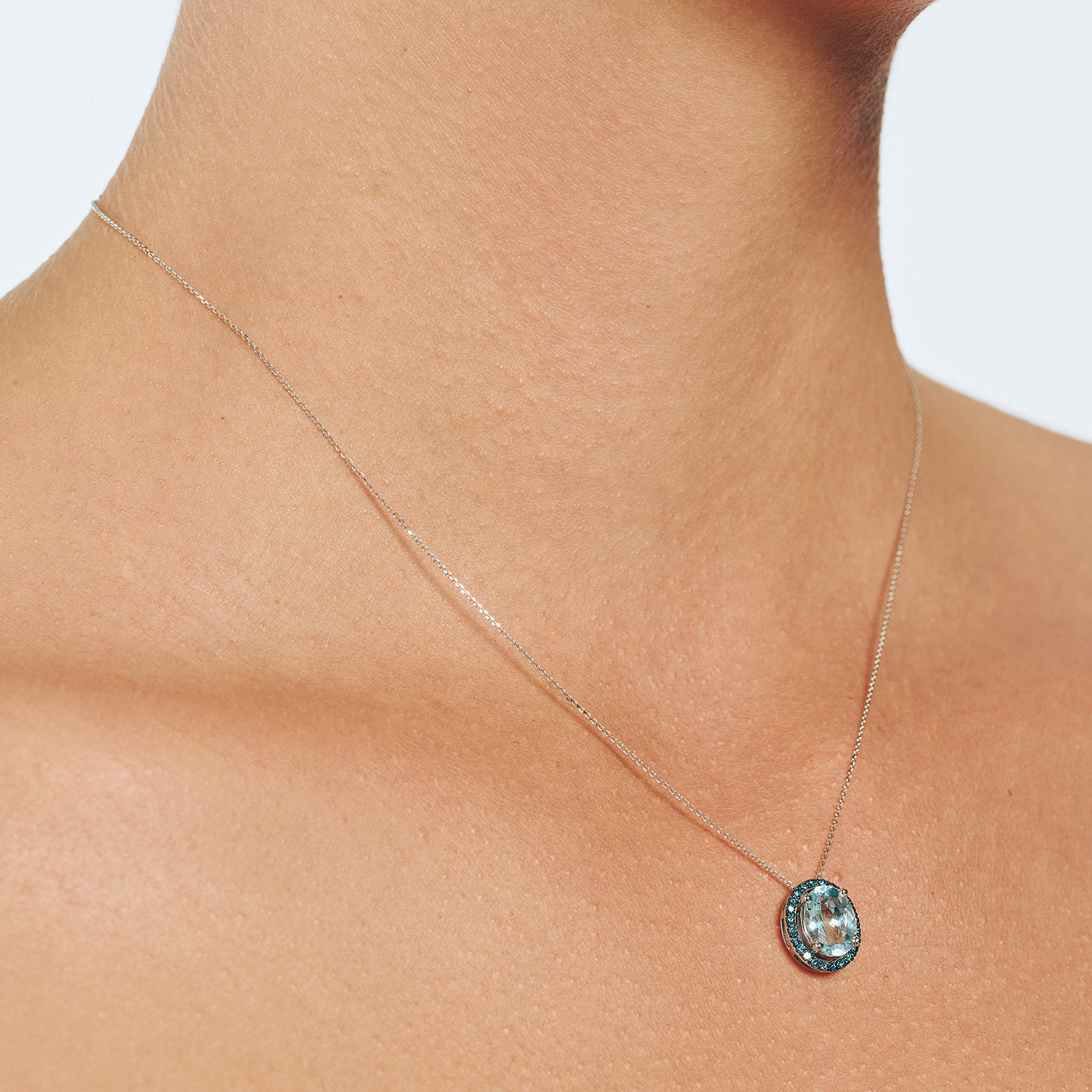 K18 WHITE GOLD NECKLACE WITH TOPAZ AND AQUAMARINE
