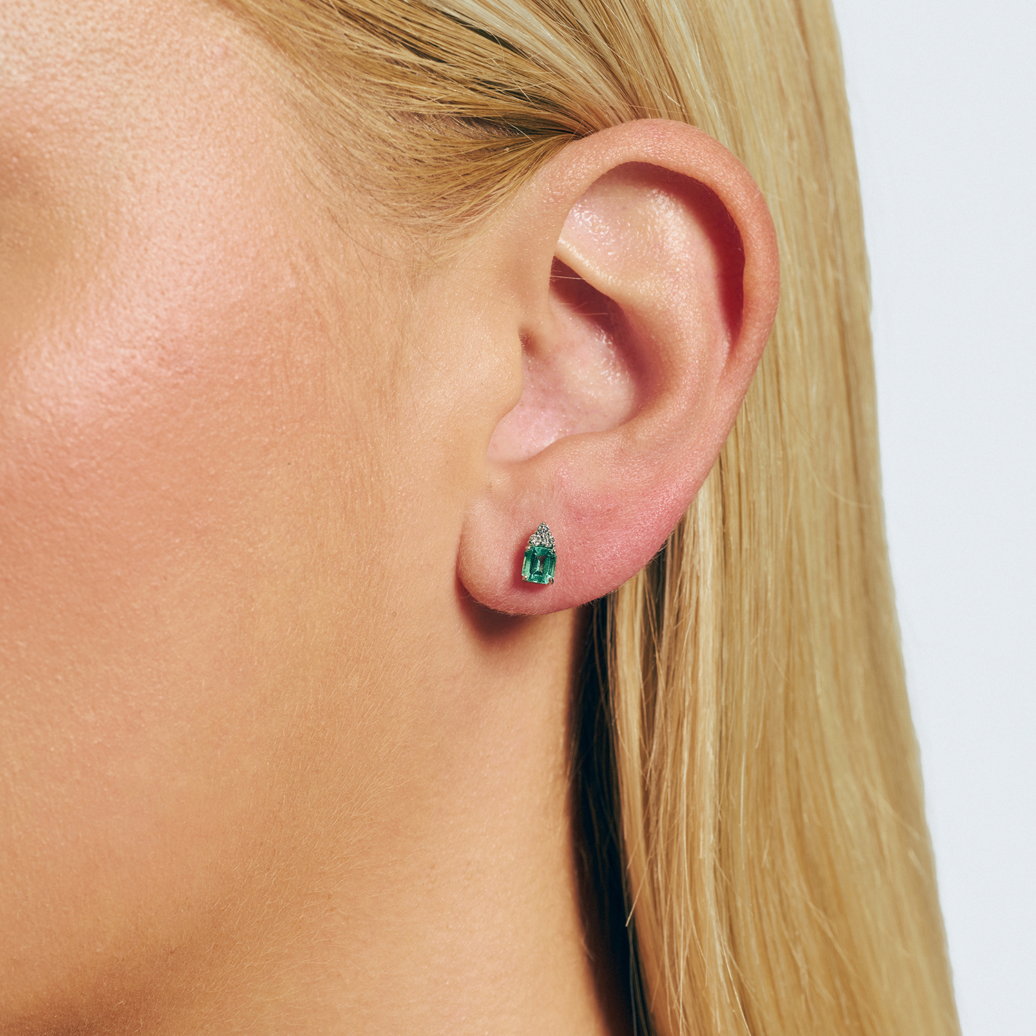 K18 WHITE GOLD EARRINGS WITH DIAMONDS AND EMERALDS