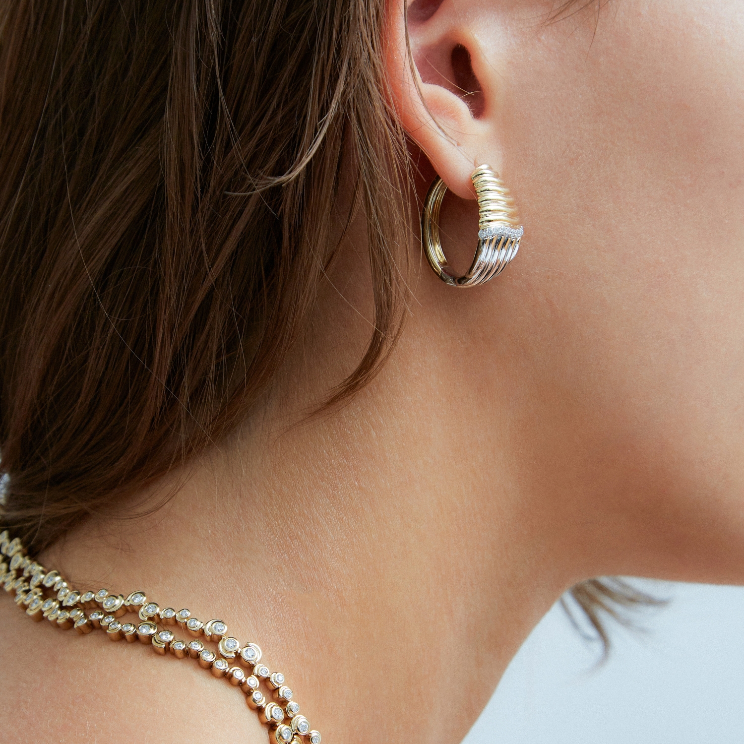 YVONNE LEON TWO-TONE WAVE HOOP EARRINGS BERLINGOT